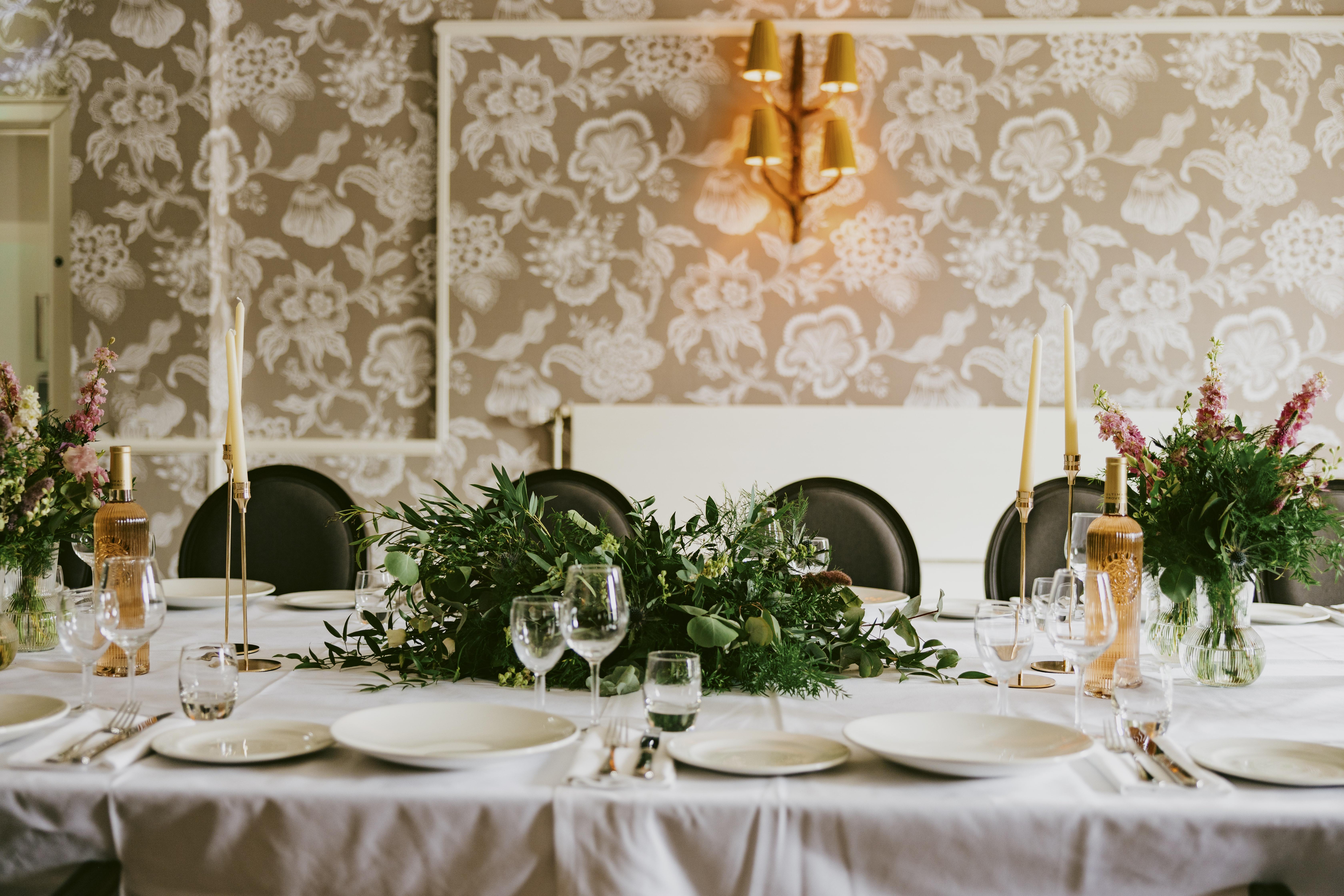 Marine Troon Exterior foto A table set for a wedding reception