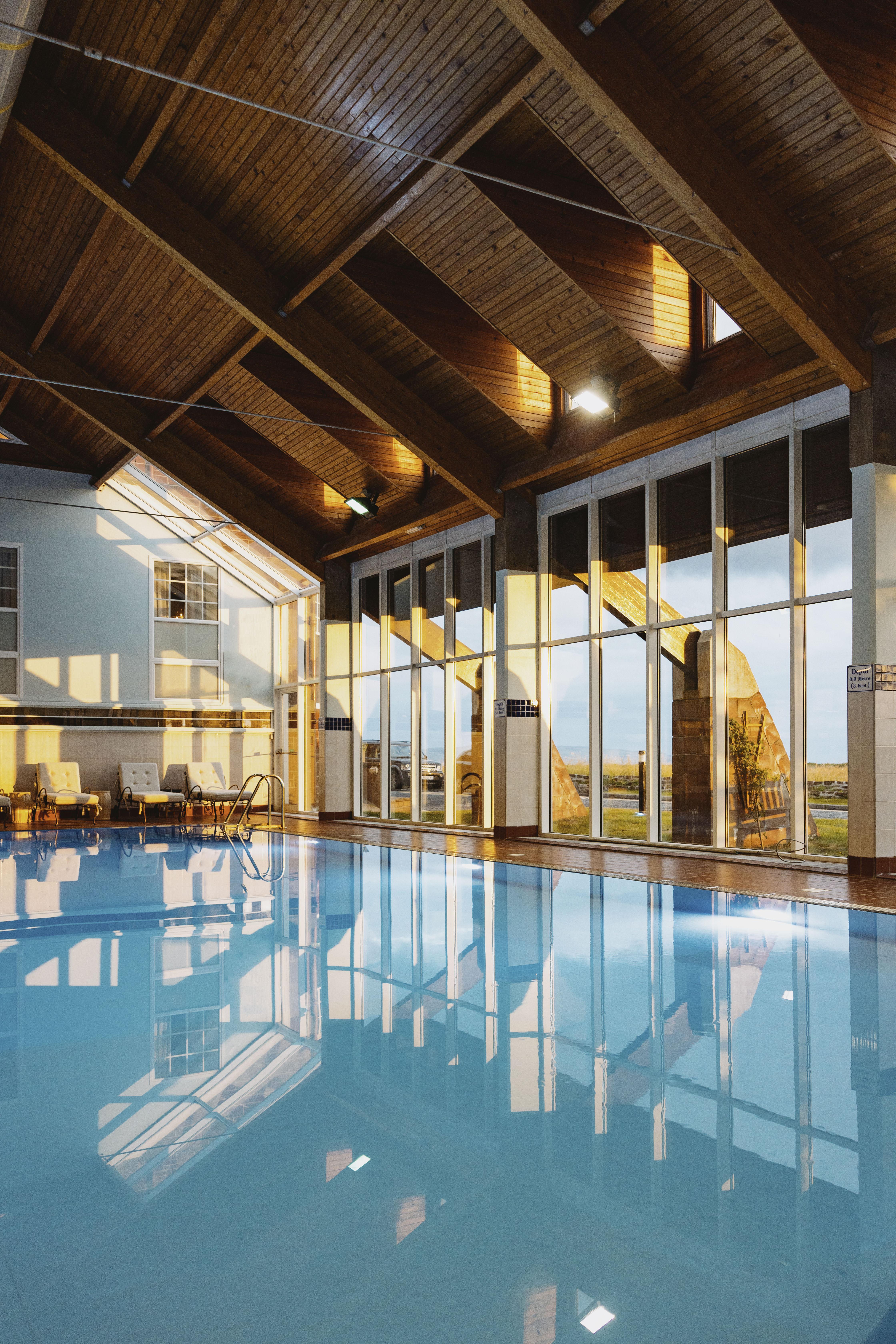 Marine Troon Exterior foto The swimming pool at the hotel