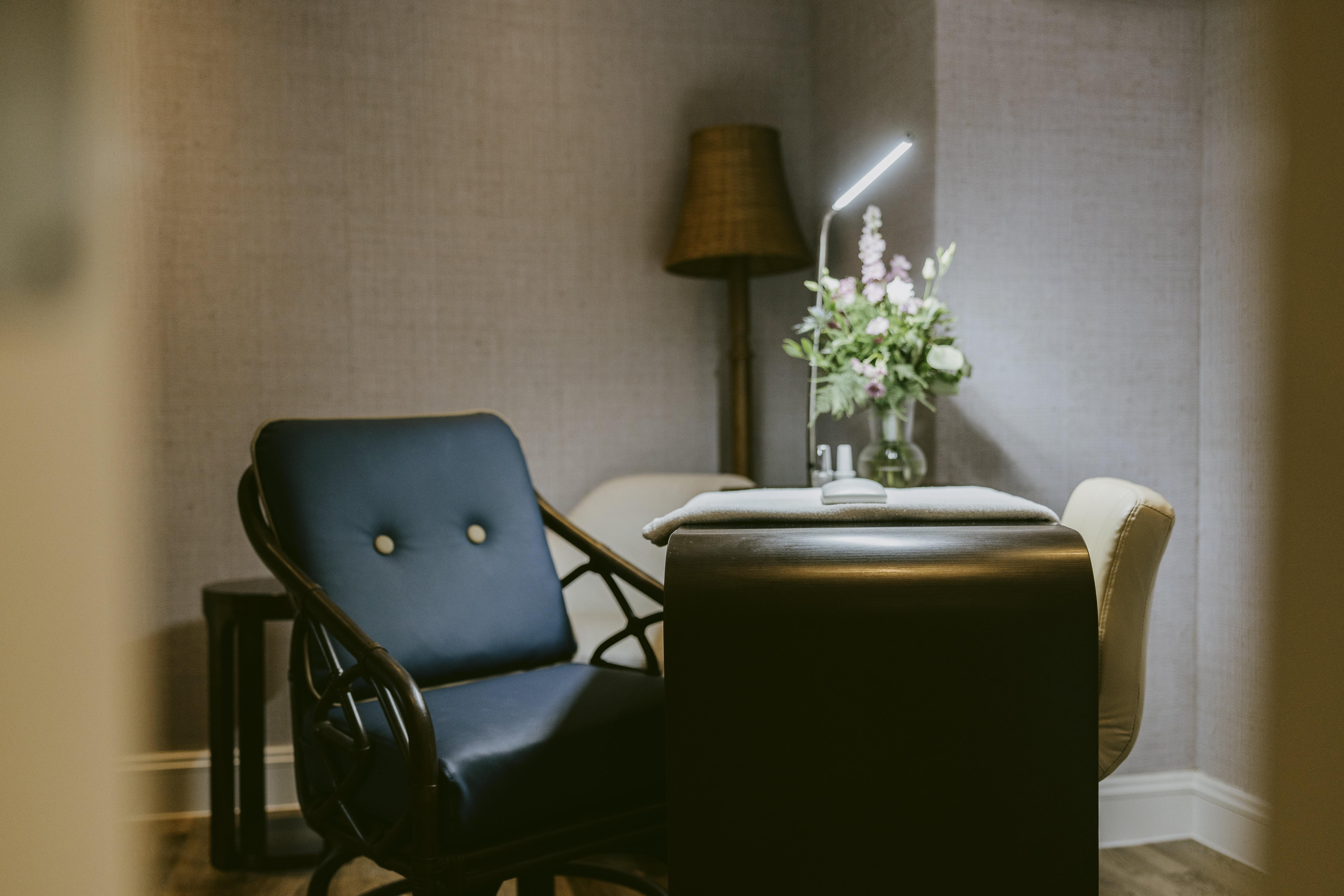 Marine Troon Exterior foto A manicure table
