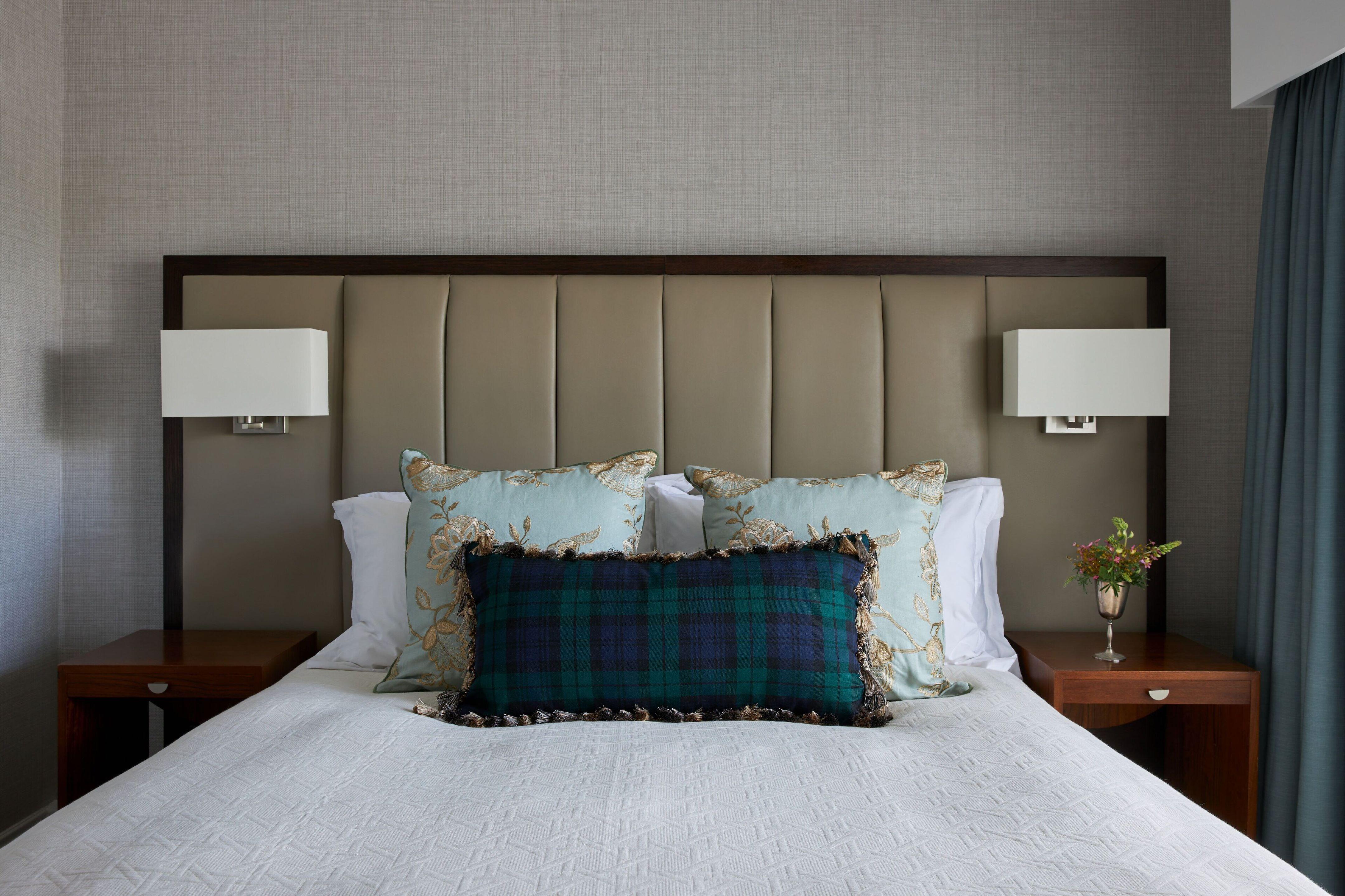 Marine Troon Exterior foto A bed with a headboard